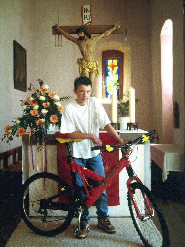 Mit Fahrrad vor dem Altar