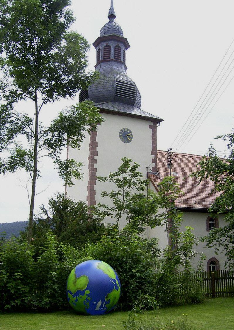 Kirche Queck mit Weltkugel