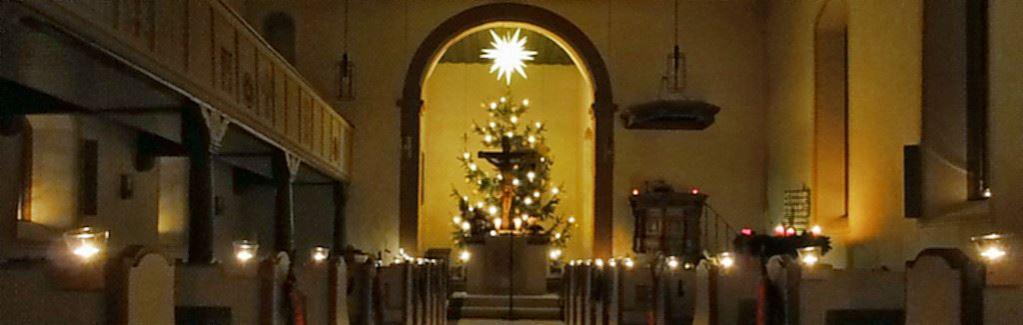 Die weihnachtlich geschmückte Kirche zu Queck